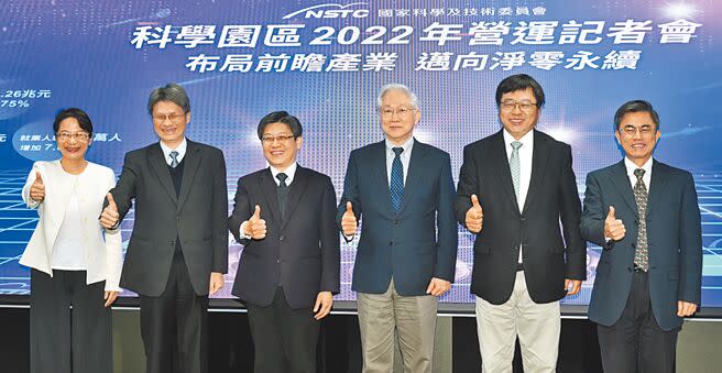 國科會13日舉行科學園區2022年營運記者會，中部科學園區管理局局長許茂新（右起）、新竹科學園區管理局局長王永壯、國科會主委吳政忠、國科會副主委陳宗權、中部科學園區管理局局長許茂新及國科會產學園區處副處長涂君怡出席。（顏謙隆攝）