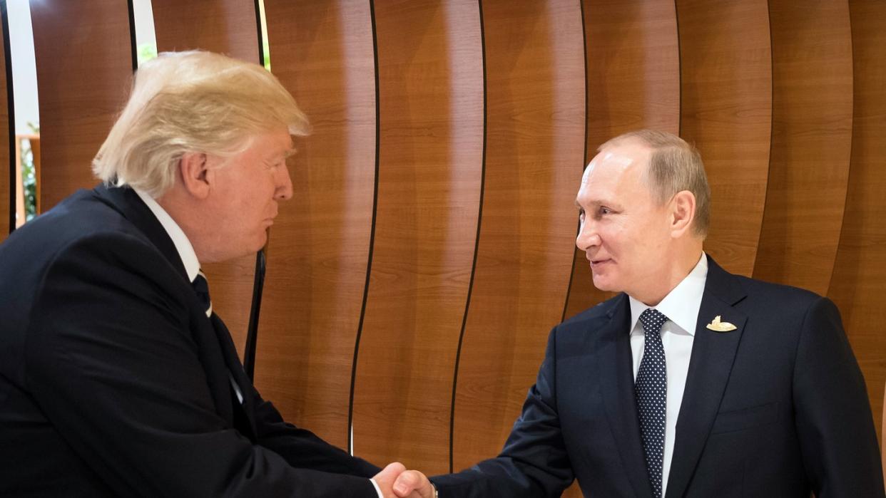 US-Präsident Donald Trump (l) und der russische Präsident Wladimir Putin schütteln sich beim G20-Gipfel in Hamburg die Hände. Foto: Steffen Kugler/Bundespresseamt/Archiv