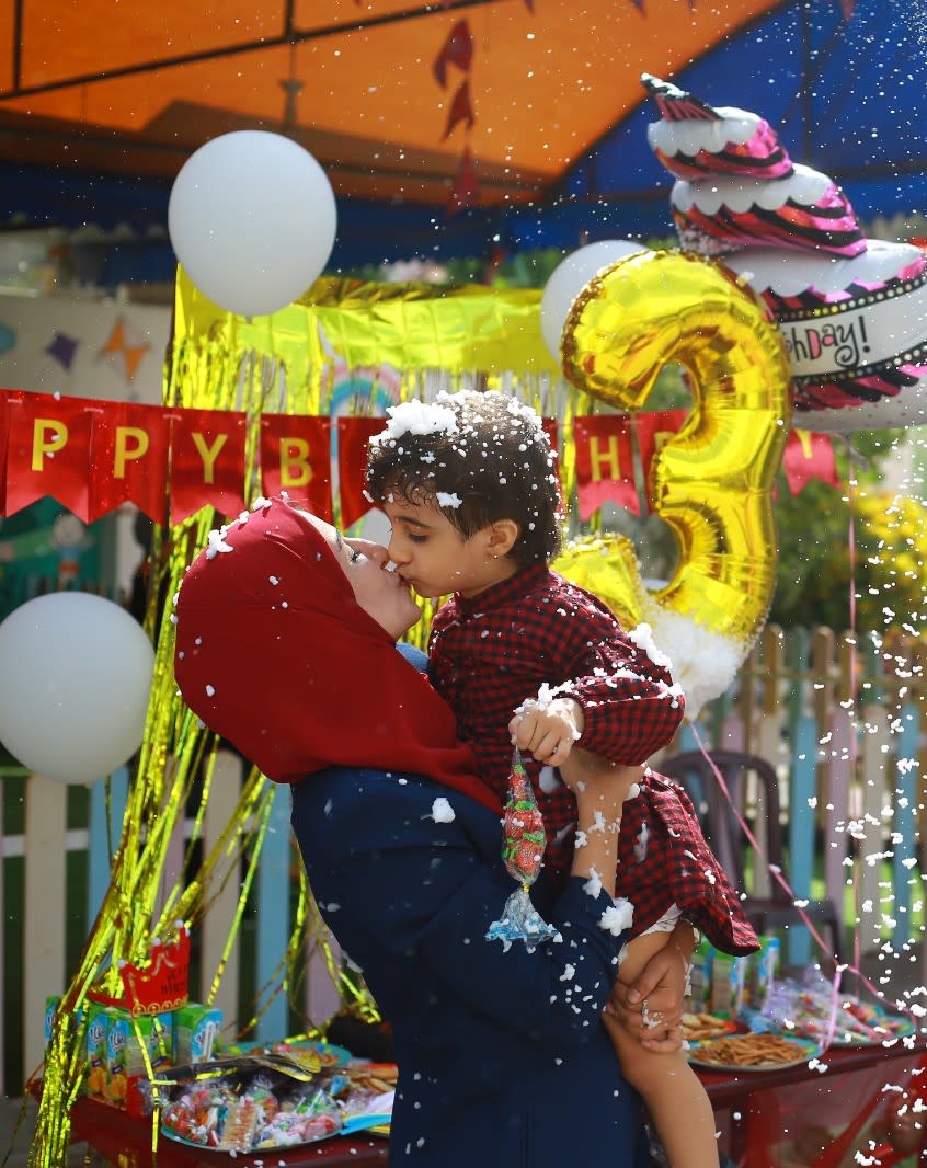 Israa and Marlin kissing at her daughter's third birthday party 