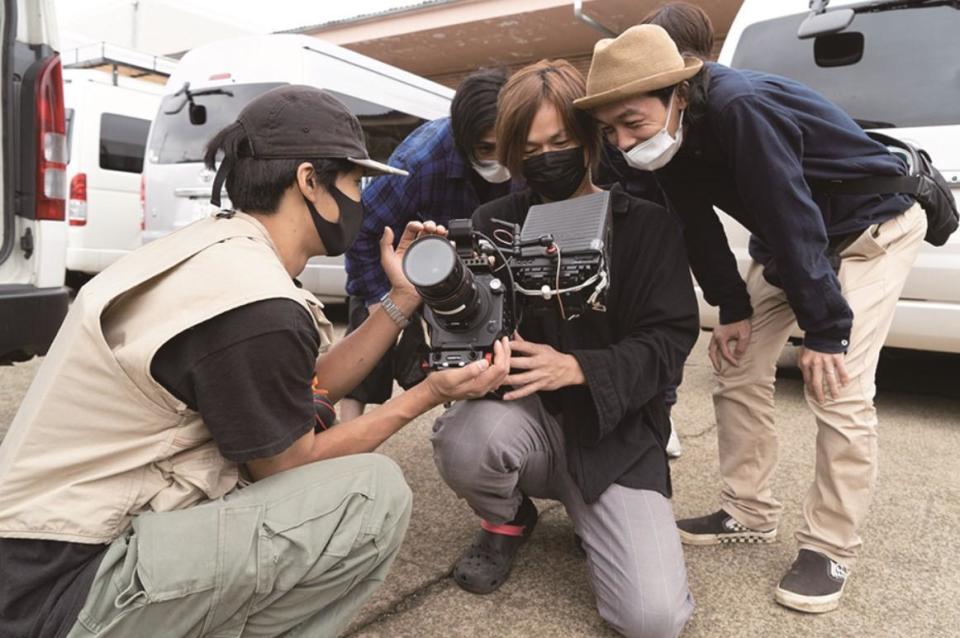 上田慎一郎（右）國中時就開始接觸電影製作，10年前構想了《急急復雞雞》，直到前年才得以正式啟動企劃。（華映娛樂提供）