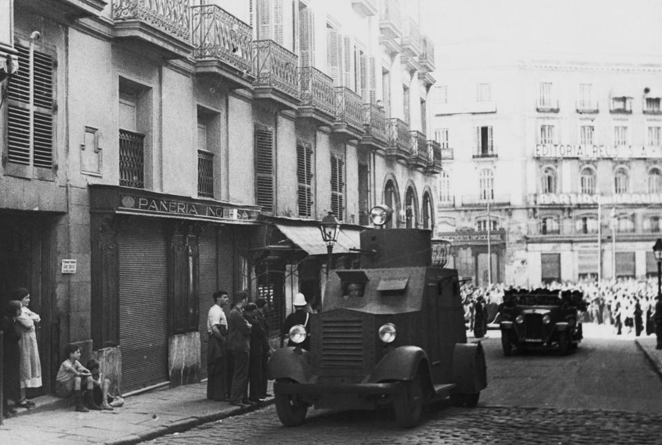 <p>Guardias llegan en vehículos blindados al edificio de la Calle del Correo de Madrid, donde se encontraba el Ministerio de la Gobernación durante la Guerra Civil. (Foto: Hulton-Deutsch Collection / Corbis / Getty Images).</p> 