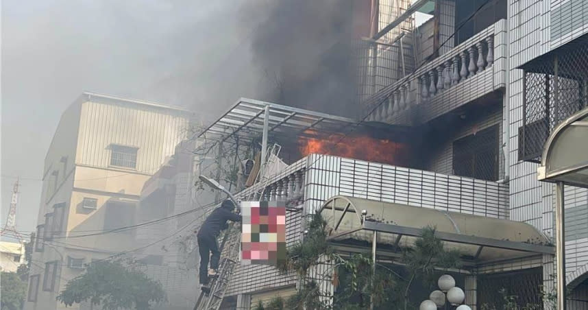 台南新營一棟透天厝發生火災，釀2死1重傷。（圖／中國時報張毓翎攝）
