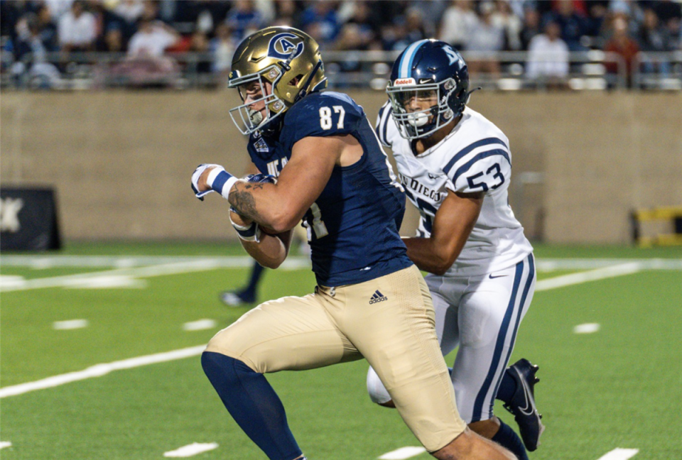 UC-Davis tight end McCallan Castles is transferring to Tennessee.