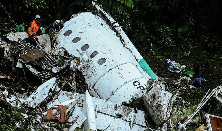 Rescue teams work to recover the bodies of victims of the LAMIA airlines charter that crashed in the mountains of Cerro Gordo, on November 29, 2016