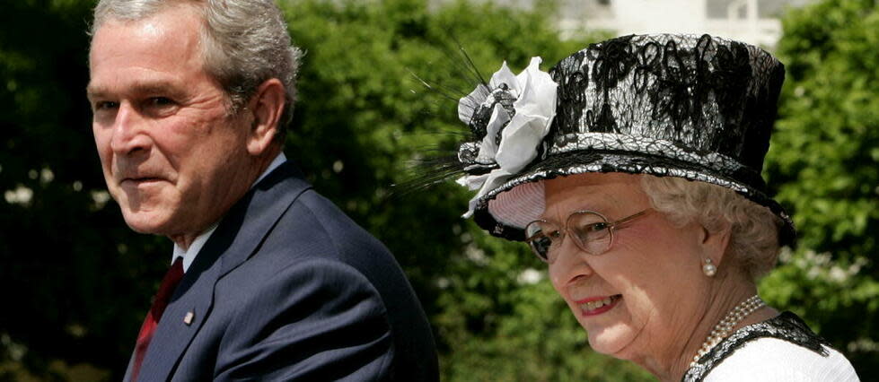 La reine Elizabeth II aux côtés du président américain George W. Bush à la Maison-Blanche, le 7 mai 2006.  - Credit:TIMOTHY A. CLARY / AFP