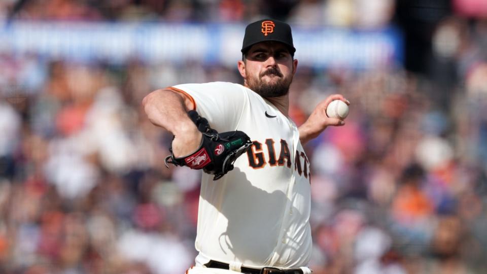 El lanzador abridor de los Gigantes de San Francisco, Carlos Rodón (16), lanza un lanzamiento contra los Cachorros de Chicago durante la cuarta entrada en el Oracle Park.