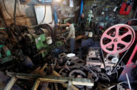 <p>Ein Mann arbeitet in einer Werkstatt an der Herstellung von Komponenten für industrielle Rohre in Mumbai, Indien. (Bild: Shailesh Andrade/Reuters) </p>
