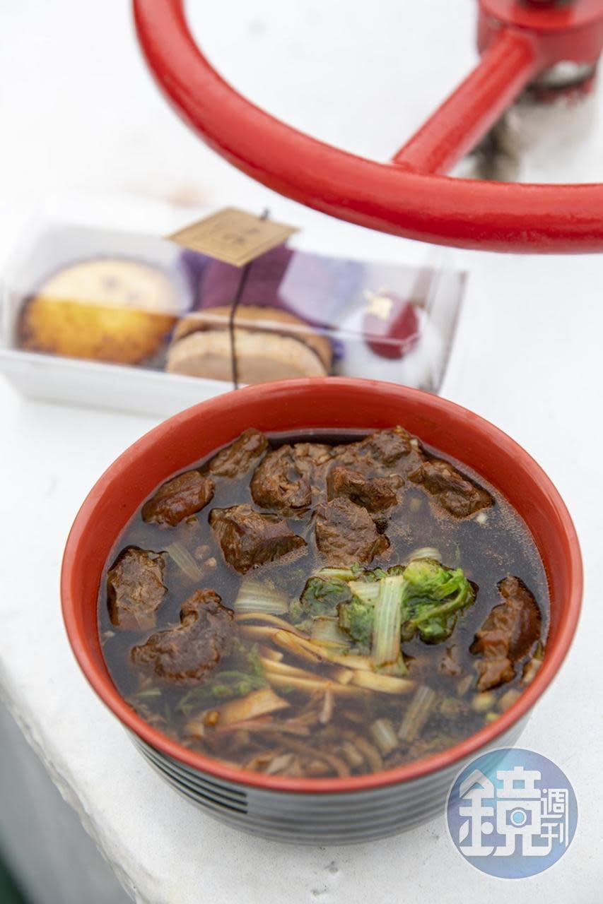莊健宏用五星級飯店等級的牛肉麵和手作西點，溫暖大家的胃。