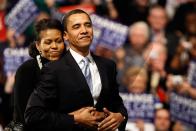 <p>Als sie ihn bei einer Wahlkampfveranstaltung in New Hampshire 2008 von hinten umarmte. <i>[Getty /Win McNamee]</i></p>