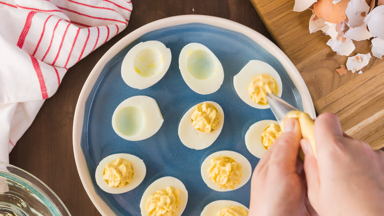 piping deviled eggs