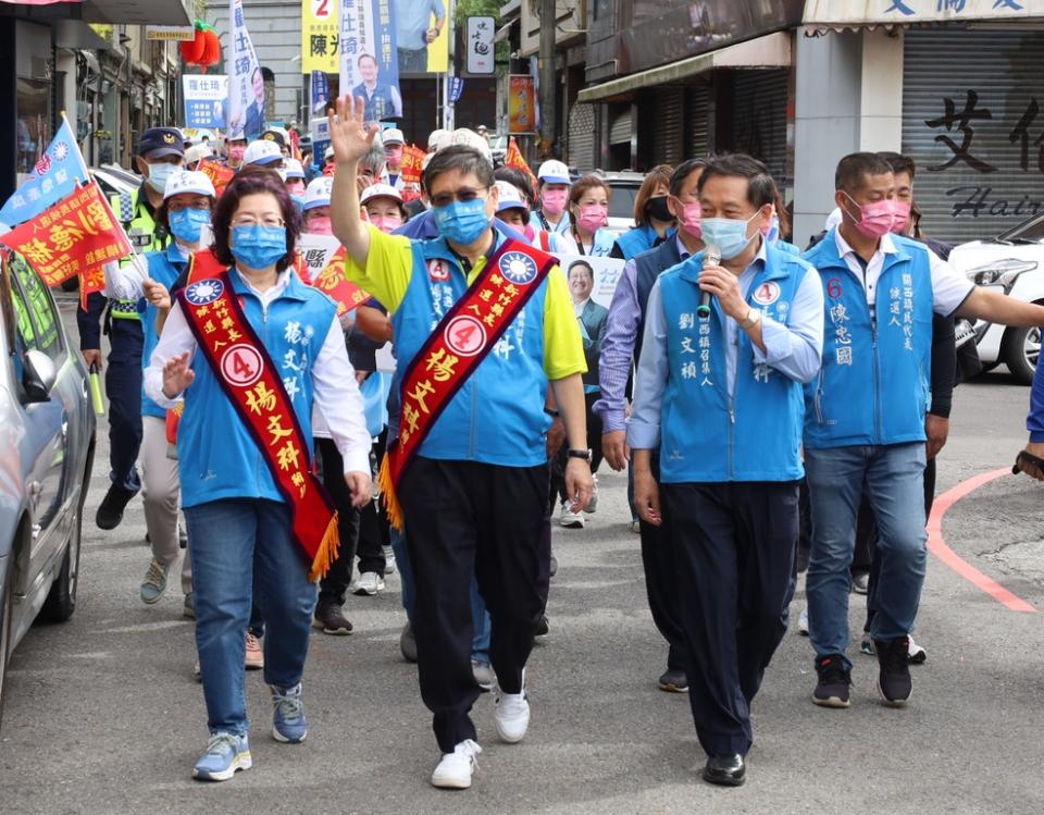 《圖說》新竹縣長候選人楊文科伉儷30日分別前往新埔、關西等市場掃街拜票，受到鄉親熱情歡迎。（圖／楊文科競總提供）