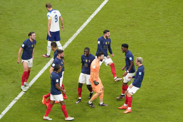 Festejaron los jugadores de Francia en el último cuarto de final de Qatar 2022; lo sufrió Harry Kane.