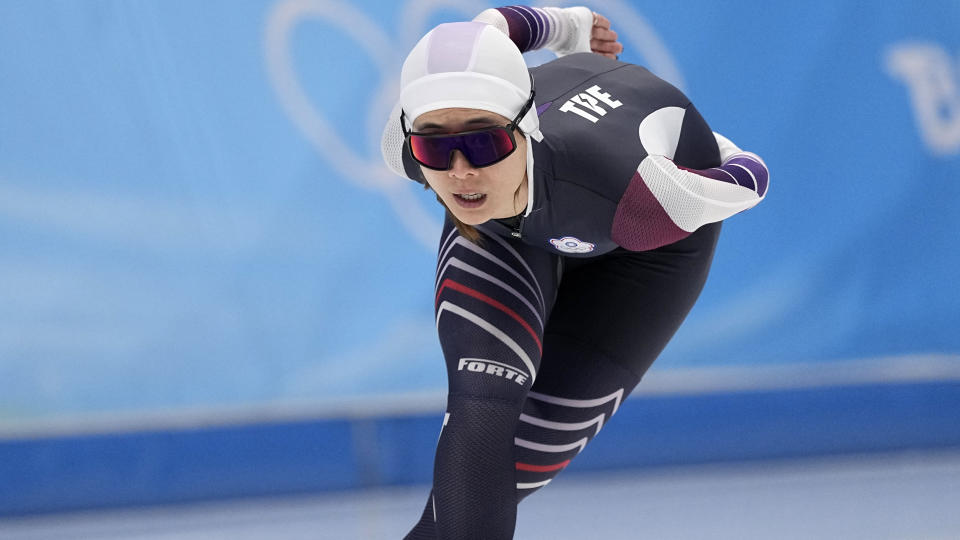 When Taiwanese speed skater Huang Yuting participated in the Beijing Winter Olympics a few days ago, she practiced wearing a Chinese team uniform before the game, causing controversy. The director of the bank, Su Zhenchang, has asked to investigate Huang Yuting's inappropriate words and deeds and to take appropriate punishment.