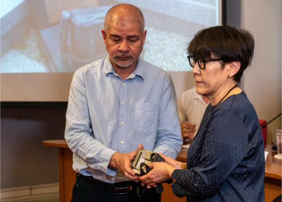 Noriko, hermana del periodista Kenji Nagai, recibió la cámara en Bangkok