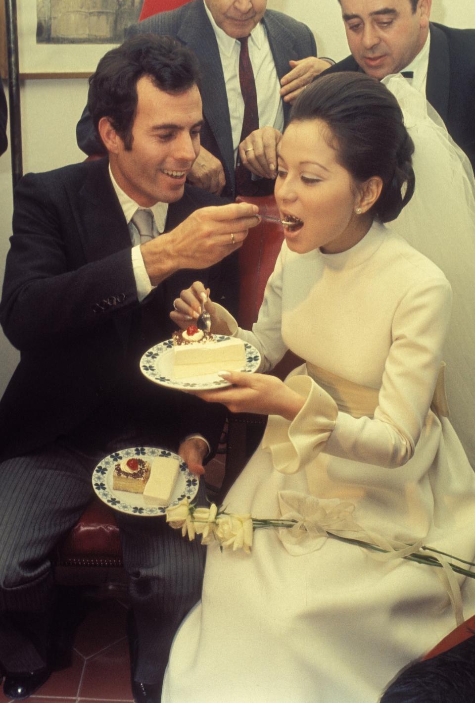 Julio Iglesias se casó en Illescas (Toledo) en 1971 con Isabel Preysler, a la que había conocido un año antes. Juntos formaron una extensa familia, pero su historia de amor acabó en divorcio en 1978. (Foto: Gianni Ferrari / Cover / Getty Images).