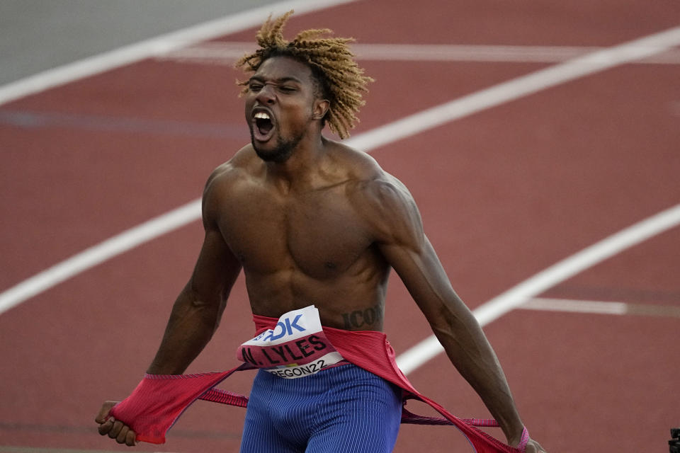 El estadounidense Noah Lyles se arranca la camiseta tras ganar los 200 metros en el Mundial de Atletismo, el jueves 21 de julio de 2022, en Eugene, Oregon (AP Foto/Gregory Bull)