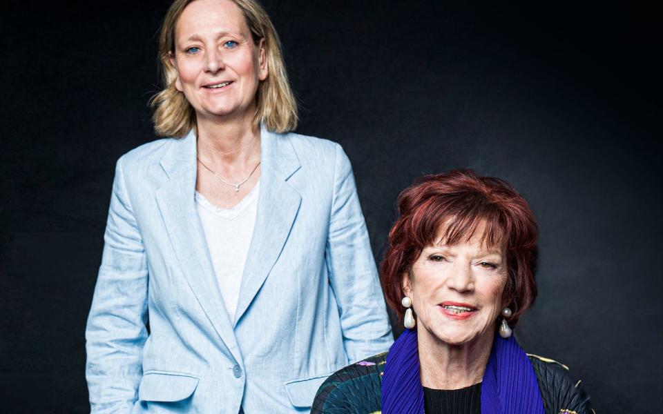 Regina Ziegler (rechts) und Barbara Thielen sind renommierte Filmproduzentinnen. Als Macher der Serie "Lena Lorenz", die sich bereits seit knapp zehn Jahren im deutschen Fernsehen hält, wissen sie, worauf es bei einer Heimat-Reihe ankommt. Im Interview sprechen sie über Arbeitsteilung und blicken auf eine turbulente Erfolgsgeschichte zurück.  (Bild: ZIEGLER FILM / GUIDO WERNER)