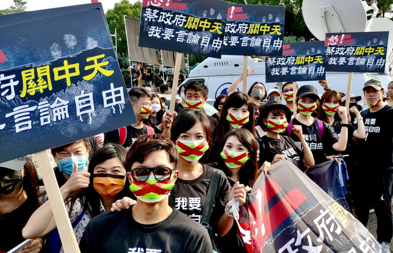   中天主播今日全員到場集氣，一同在凱達格蘭大道上進行「反萊豬、反關台」大遊行。（圖／中天提供）