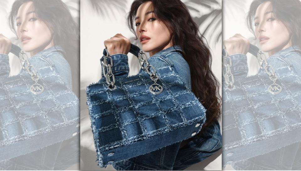 舒淇選用MICHAEL KORS Cynthia經典藍丹寧肩背提包，演繹Denim on Denim穿搭範本。NT$18,400（MICHAEL KORS提供）