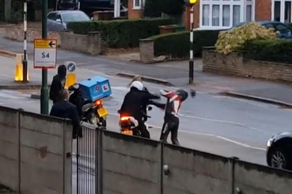 Attempted theft: A gang failed to steal their victim's scooter (YouTube)