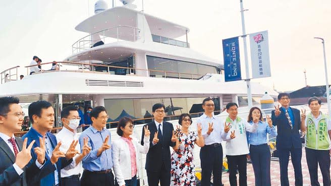 高雄市長陳其邁（左六）昨出席新船發表會指出，高雄為台灣遊艇製造重鎮，深獲國際肯定。（柯宗緯攝）