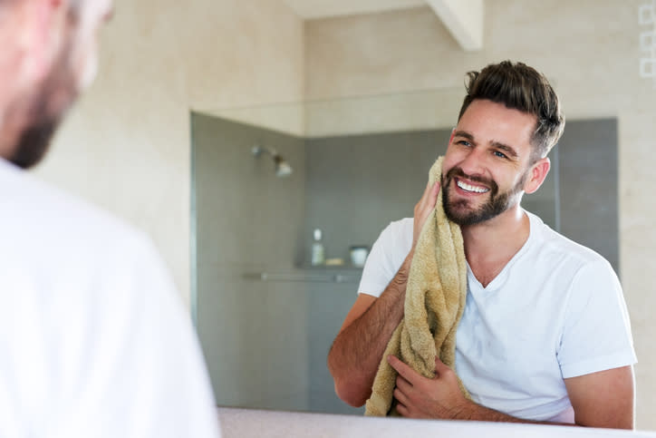 Secarse bien evitará crear un ambiente propicio para las bacterias que causan el mal olor. Foto: Peopleimages / Getty Images