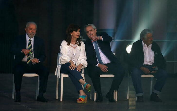 Foto de archivo del Presidente de Argentina Alberto Fernandez hablando con la Vicepresidenta Cristina Fernandez de Kirchner, junto a los exmandatarios de Brasil Luiz Inacio Lula da Silva y de Uruguay Pepe Mujica, en un acto por los derechos humanos en Buenos Aires