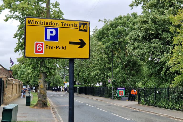 Un cartel que indica dónde estacionar para los que visitan en auto el torneo de Wimbledon