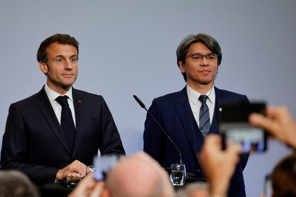 French President Emmanuel Macron and ProLogium CEO Vincent Yang visit the Dunkirk Urban Community offices in Dunkerque, the city picked by Taiwanese company ProLogium to build a battery gigafactory plant, northern France, May 12, 2023. REUTERS/Pascal Rossignol/Pool