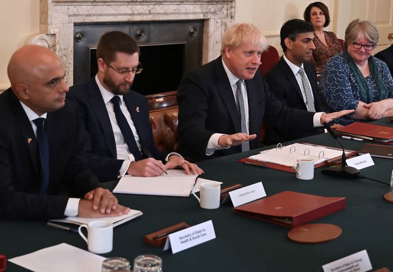 La reunión de gabinete de hoy con dos de los ministros que luego presentaron su renuncia: Sajid Javid (a la izquierda en la foto) y Rishi Sunak (el tercero de la derecha)