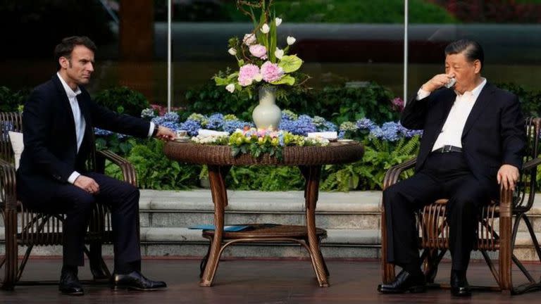 Xi y Macron compartieron una tradicional ceremonia del té en Cantón durante una reciente visita del presidente francés al país asiático