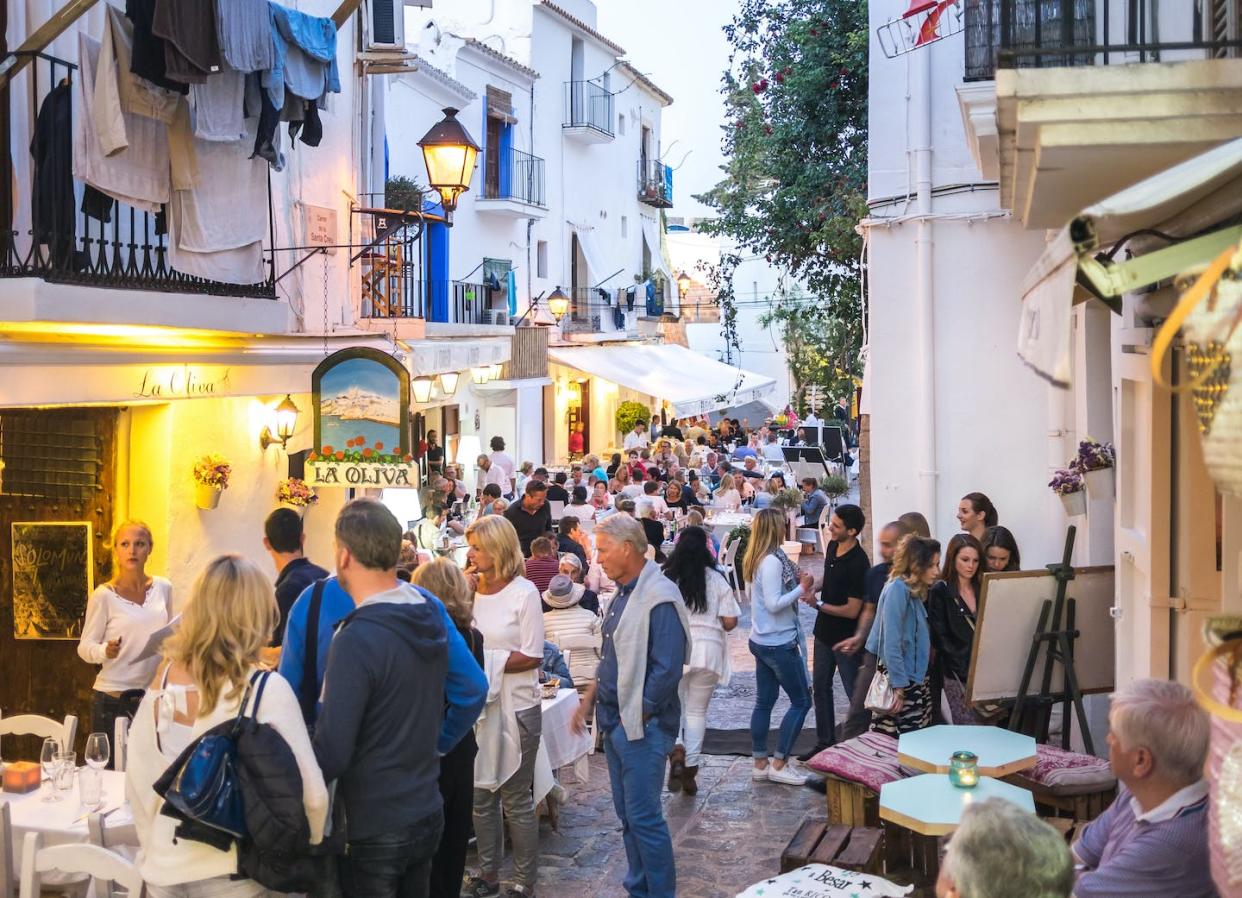 Calle de Ibiza. <a href="https://www.shutterstock.com/es/image-photo/ibiza-spain-may-23-2015-view-486701971" rel="nofollow noopener" target="_blank" data-ylk="slk:Sergio TB / Shutterstock;elm:context_link;itc:0;sec:content-canvas" class="link ">Sergio TB / Shutterstock</a>