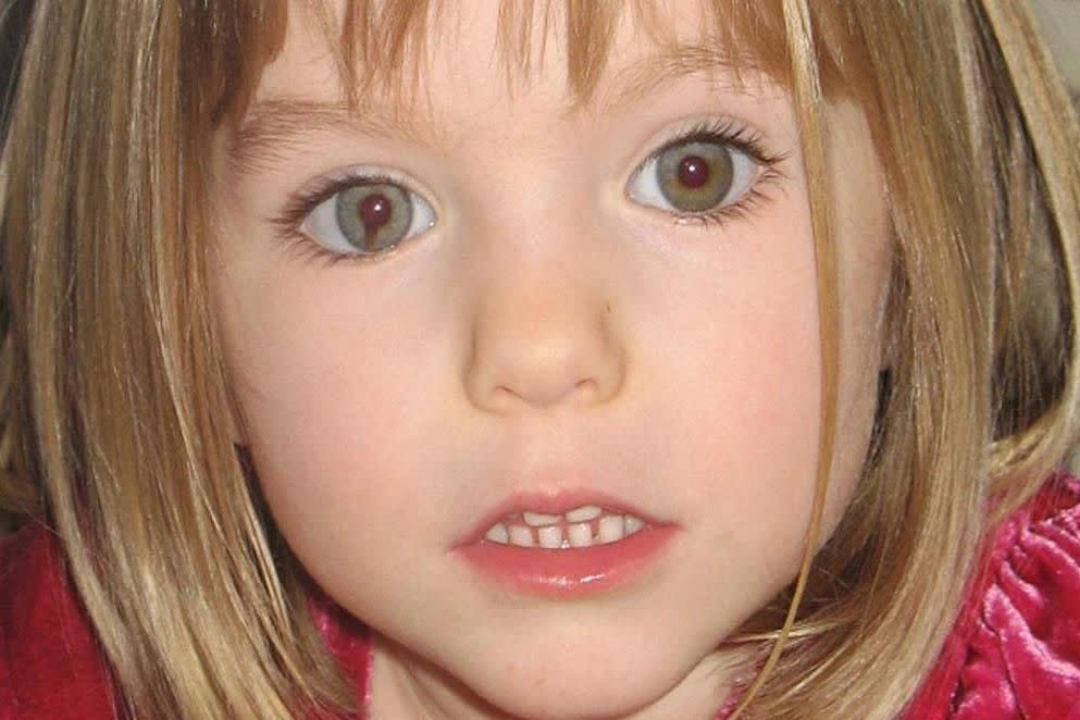 La niña británica Madeleine McCann desapareció a los 3 años sin dejar rastro de la habitación de un resort en Praia de Luz en Portugal en mayo de 2007 (Foto: Vía Yahoo News UK).