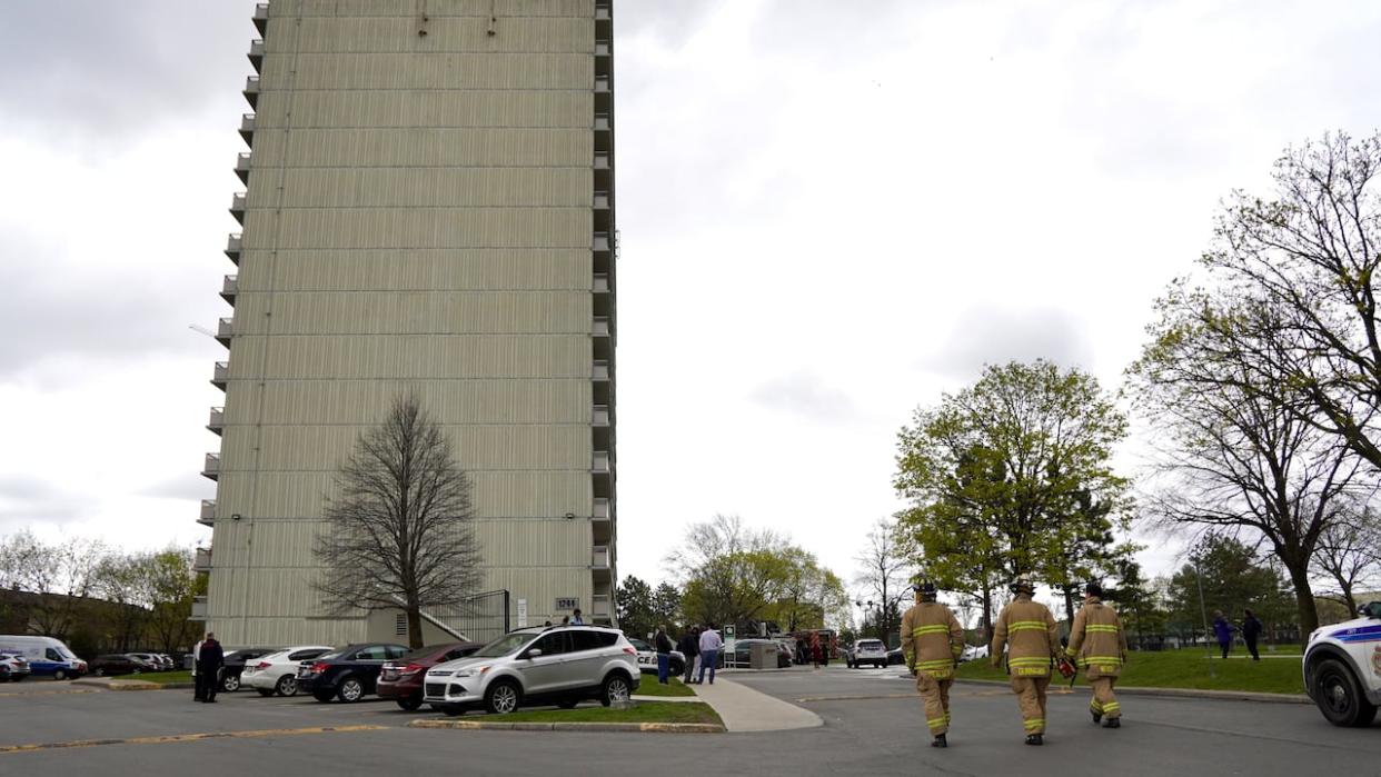 Emergency crews respond to a fire in a high-rise at the east end of Donald Street on May 2, 2024. A man is now facing a first-degree murder charge related to it. (Patrick Louiseize/Radio-Canada - image credit)