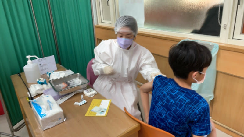 臺大醫院於疫情期間協助兒童及青少年施打新冠疫苗。（台大醫院提供）