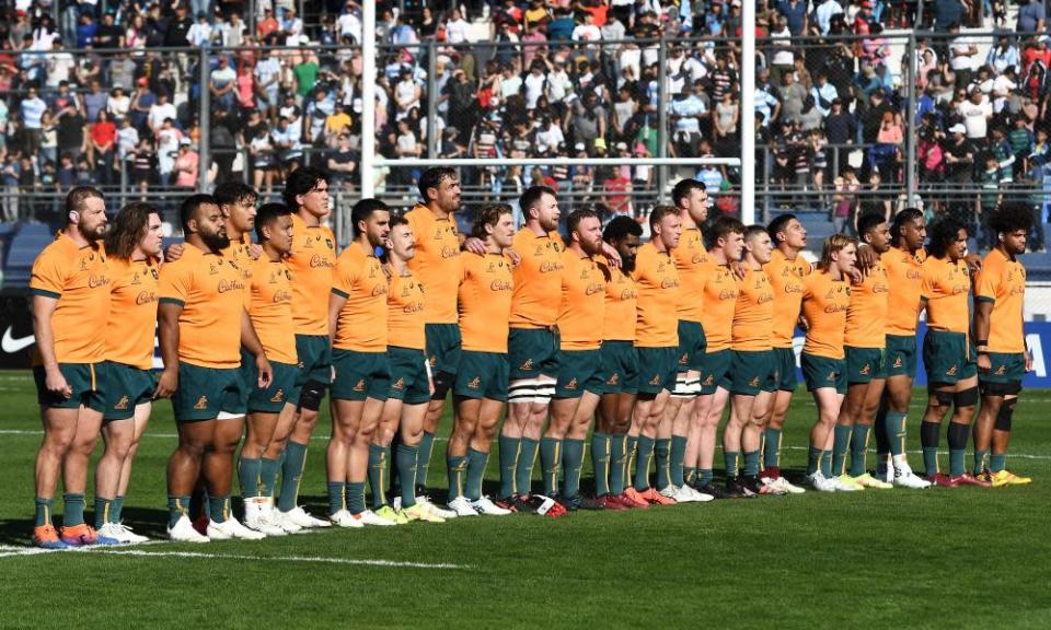 Los jugadores de Australia se alinean antes de un partido de Rugby Championship entre Argentina Pumas y Australian Wallabies en el Estadio San Juan del Bicentenario el mes pasado.