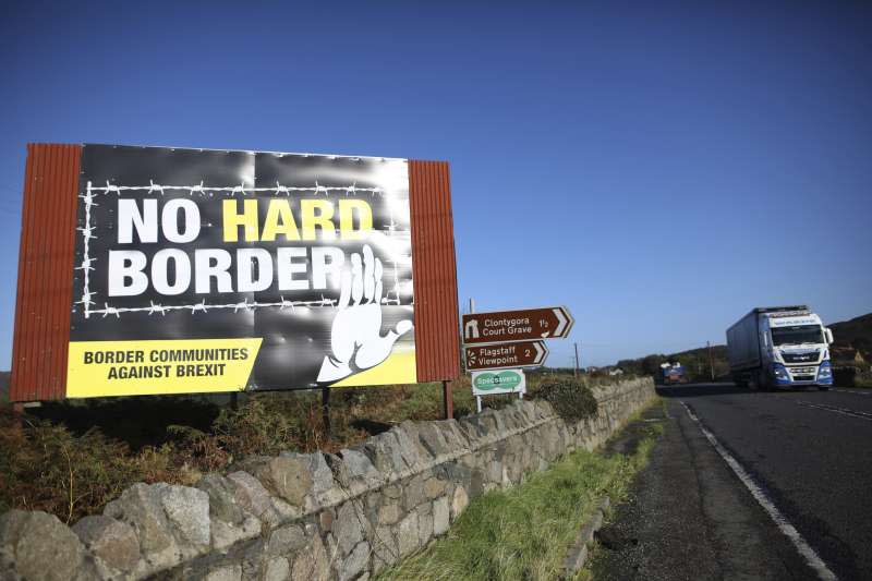 北愛爾蘭與愛爾蘭邊境附近的一條道路，有人豎起標語，反對在英國脫歐之後設立硬邊界。（AP）