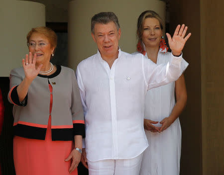 (L-R) Chile's President Michelle Bachelet, Colombia's President Juan Manuel Santos and his wife Maria Clemencia de Santos pose for a photo at the convention center before the opening of the 25th Ibero-American Summit in Cartagena, Colombia October 29, 2016. REUTERS/John Vizcaino