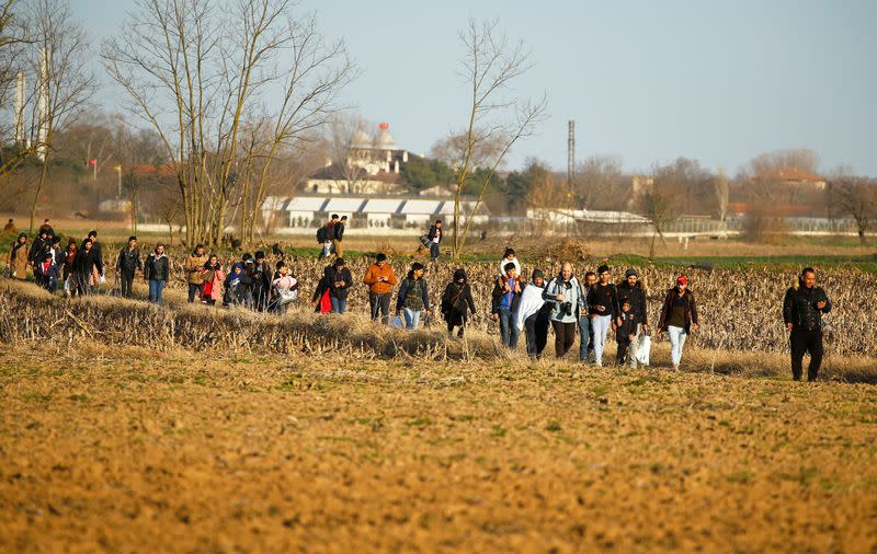 Migrants walk to the Turkey's Pazarkule border crossing with Greece's Kastanies, in Pazarkule