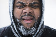 <p>Der New Yorker Ajamu Gumbs kämpft sich in Atlantic City durch den Schnee. Heftige Schneefälle haben die amerikanische Ostküste ins Chaos gestürzt. In einigen Orten fiel bis zu 40 Zentimeter Schnee. Der starke Neujahrssturm wird von den US-Medien bereits als „Bombenzyklon“ bezeichnet. (Bild: Matt Rourke/AP/dpa) </p>