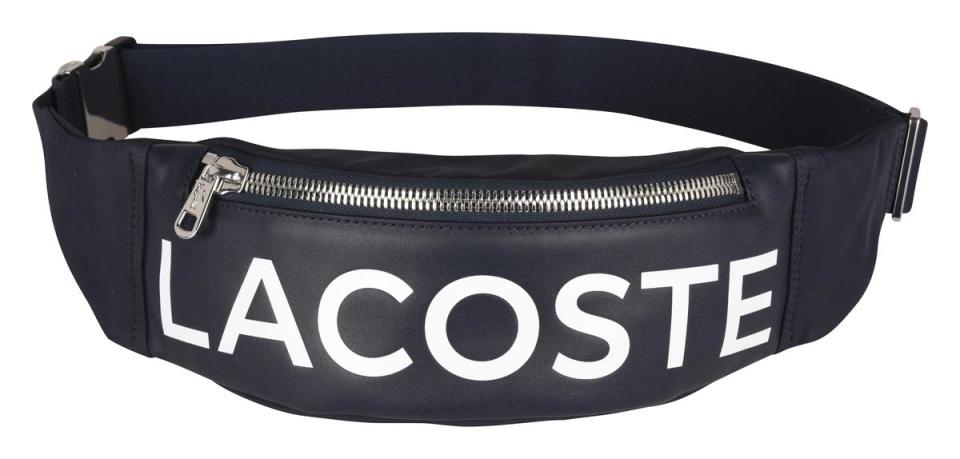 LACOSTE LOGO字母斜背包，NT$4,780。（LACOSTE提供）