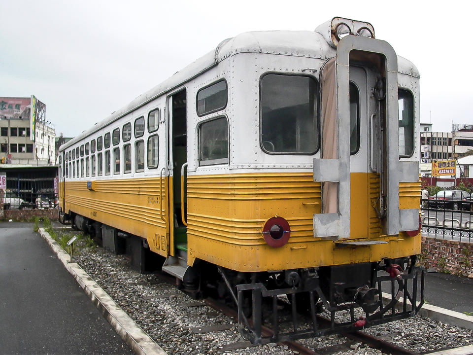 退役後陳列在花蓮火車站前右側廣場、曾經馳騁在花東縱谷的舊型762mm軌距東部幹線列車。（圖：張柏仲攝）