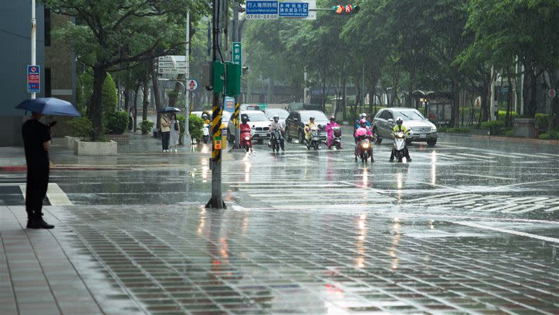 氣象粉專表示，北部已有陣陣風雨。（示意圖／記者陳弋攝影）