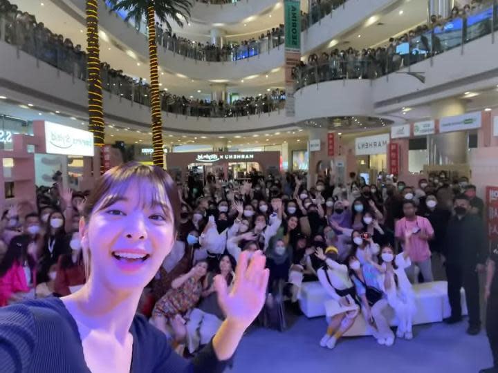 薛仁雅上週末到印尼與當地粉絲見面，吸引上千民眾塞爆商場。（翻攝自薛仁雅Instagram）