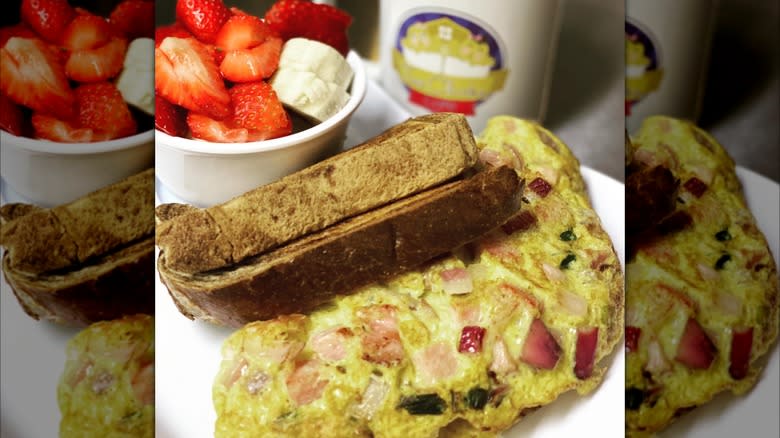 omelet toast and strawberries