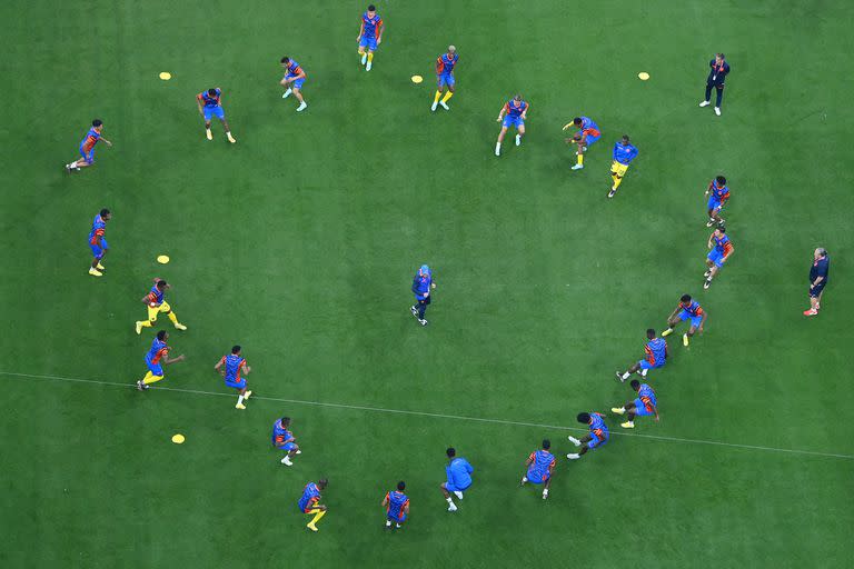 Los jugadores de Ecuador entran en calor antes del partido del Grupo A de la Copa Mundial contra Qatar, en el Estadio Al Bayt