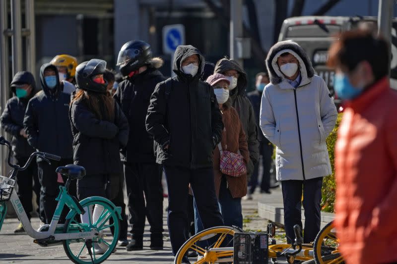 ▲中國目前疫情嚴峻，但官方在日前卻宣布自明年1月8日起，取消入境隔離等措施，讓周邊國家立刻發佈應變防疫措施。（圖／美聯社／達志影像）