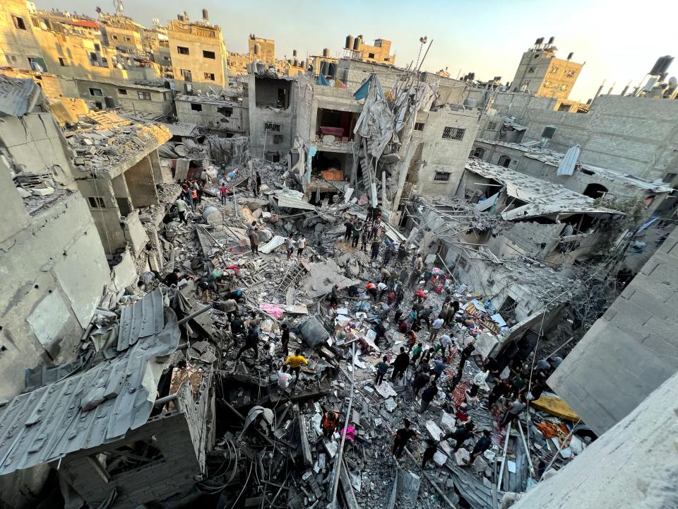 Palestinians search for casualties at the site of Israeli strikes on houses in Jabliya (REUTERS/Fadi Alwhidi)