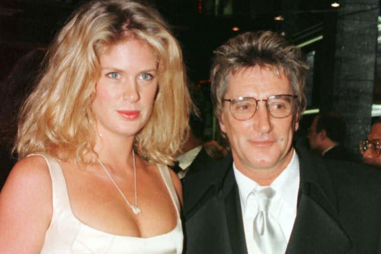 Rod Stewart con Rachel Hunter, en 1996 (NEIL MUNNS/)