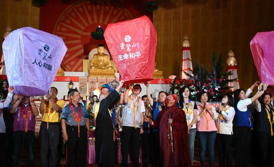 靈鷲山第30屆水陸空大法會晚間在桃園巨蛋舉辦盛大的「宗教聯合祈福會」。   圖：桃園市政府／提供